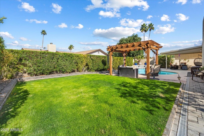 29 21 Quiet, Private & Lush Backyard 32-