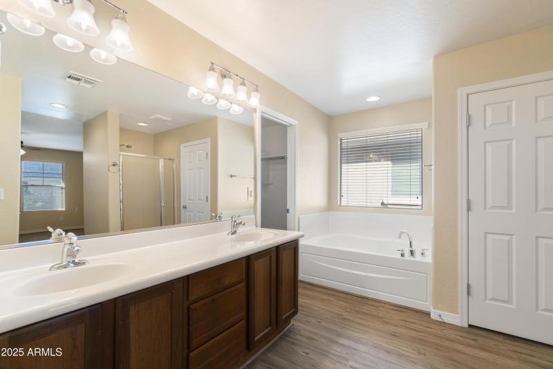 7 Primary bath w- dual sinks and tub