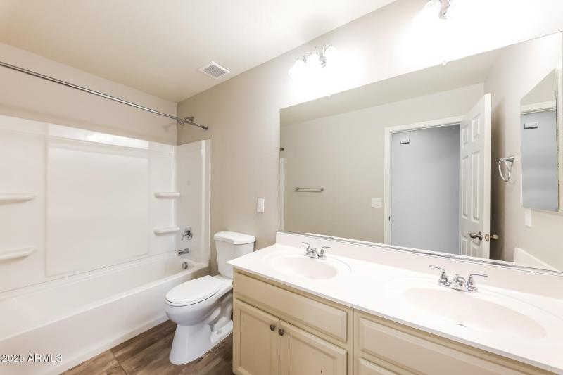 020-photo-bathroom-14372504