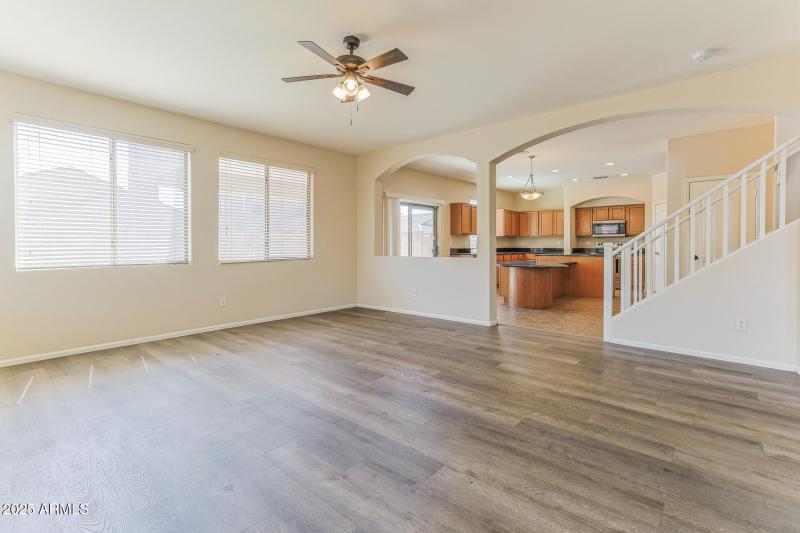 007-photo-family-room-13127381