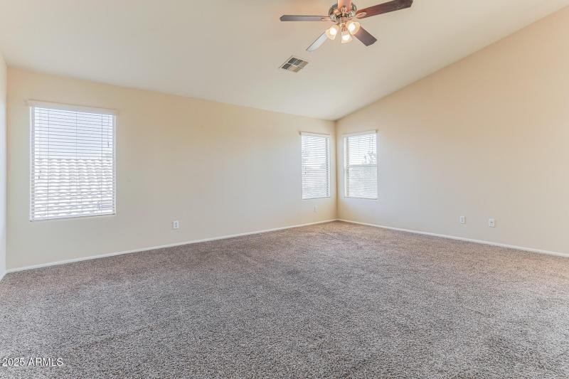 008-photo-main-bedroom-13127373