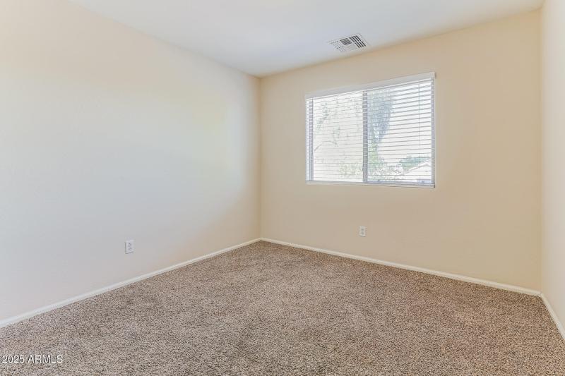 011-photo-bedroom-13127371