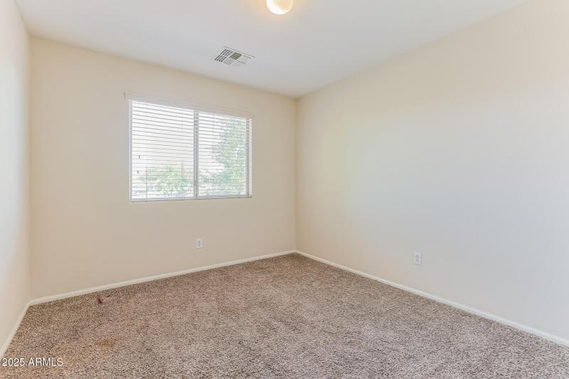 012-photo-bedroom-13127372