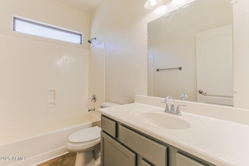 014-photo-bathroom-13127379