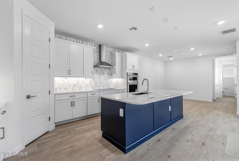 6)KITCHEN