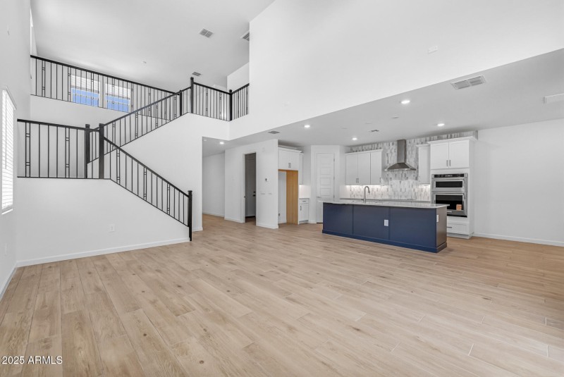 13)FAMILY ROOM