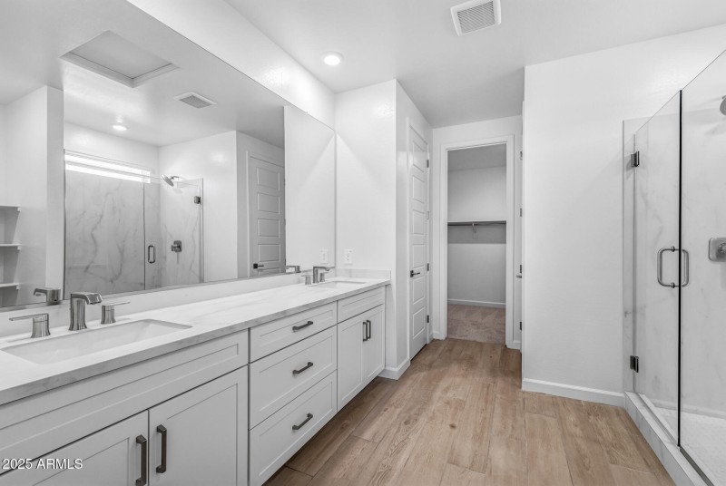 20)MASTER BATH UP