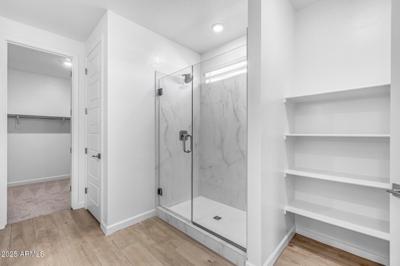 21)MASTER BATH UP