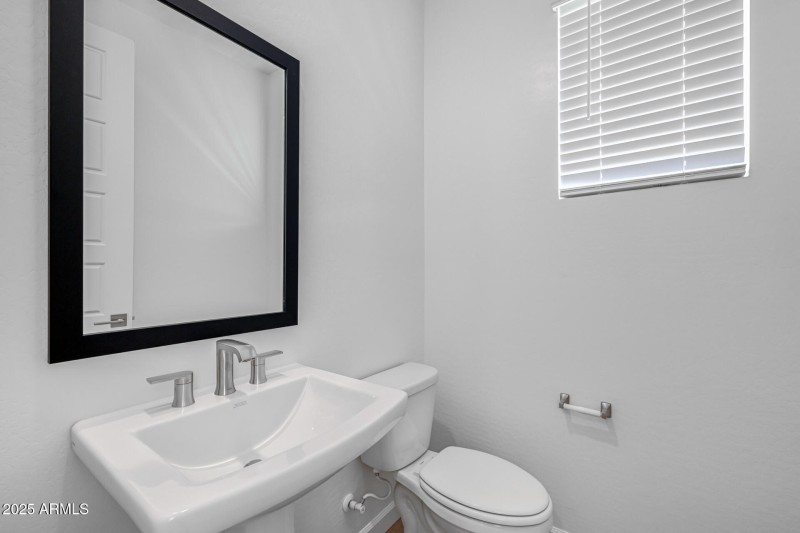 27)POWDER ROOM