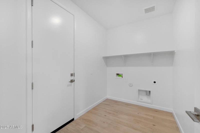 29)LAUNDRY ROOM