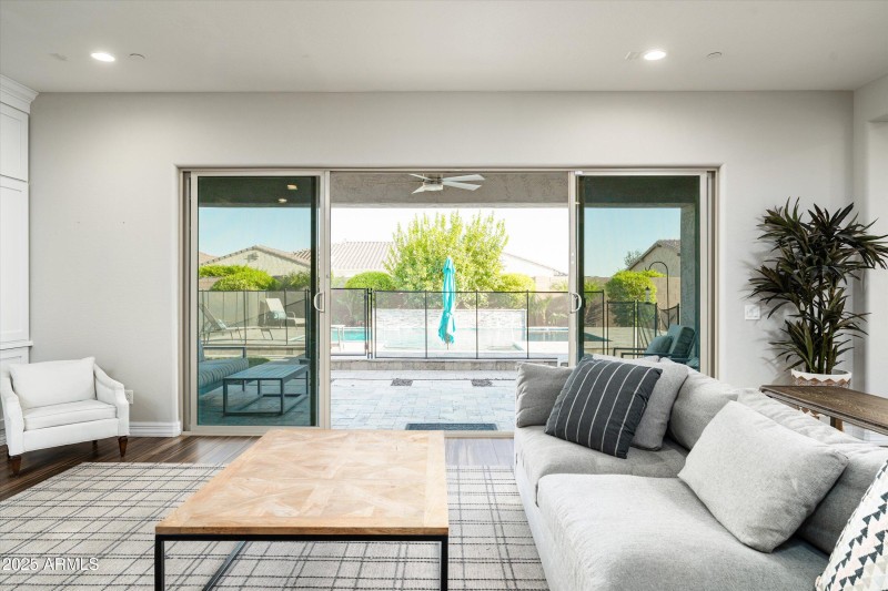 17-3727 E Fargo St (17 of 68)