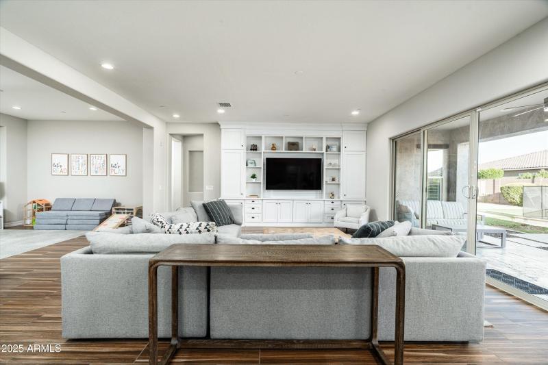 18-3727 E Fargo St (18 of 68)