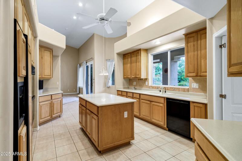 3819 E Ivyglen St-14