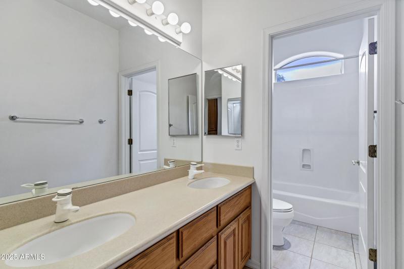 3819 E Ivyglen St-35