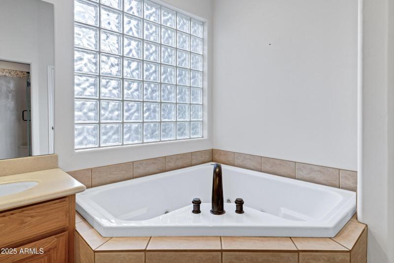 3819 E Ivyglen St-42