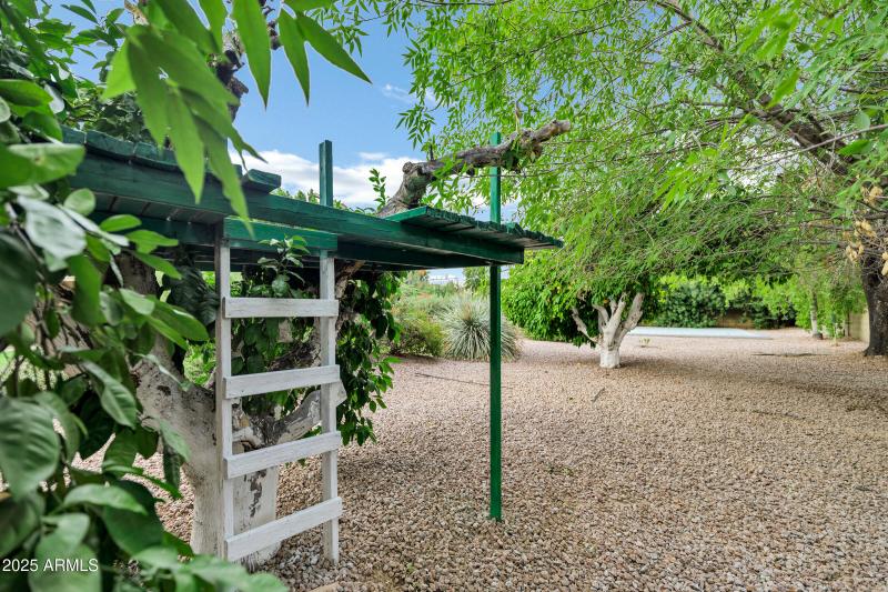 3819 E Ivyglen St-73