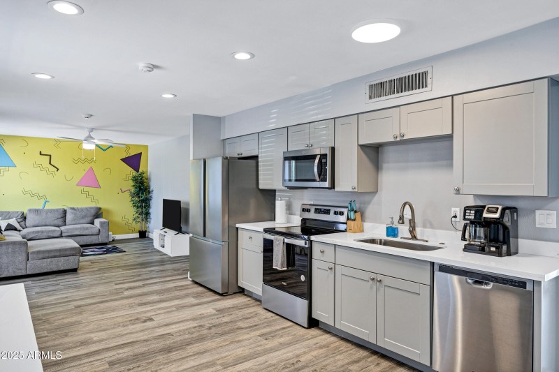 2012 N Van Ness Ave-11