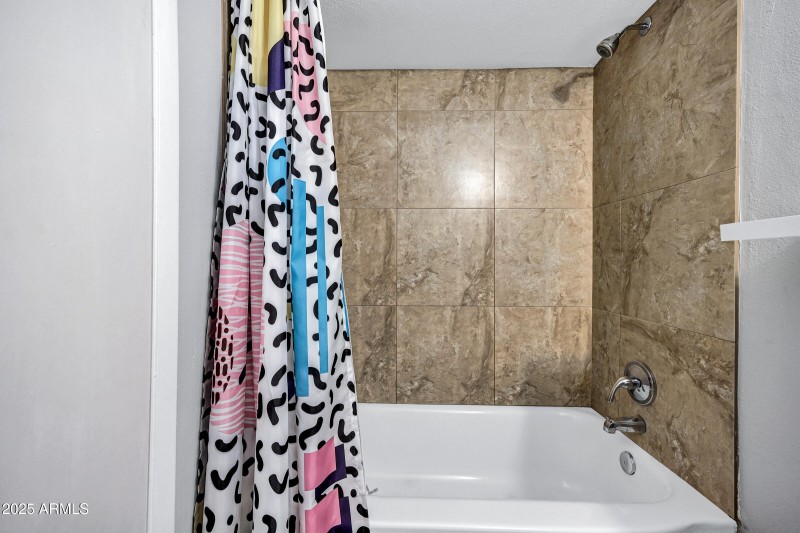 2012 N Van Ness Ave-22