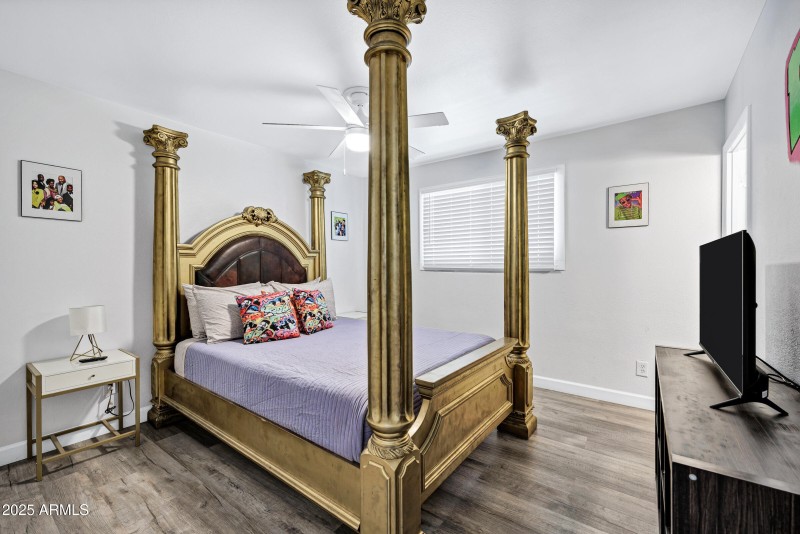 2012 N Van Ness Ave-23