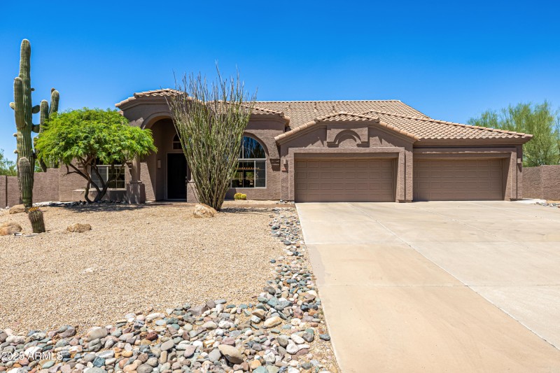 Private Front Yard & Entryway