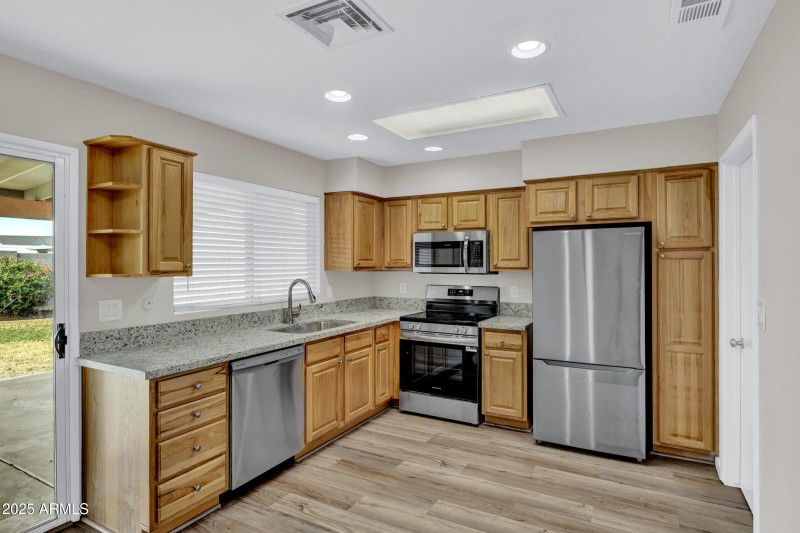 2602 W Fremont Dr-9