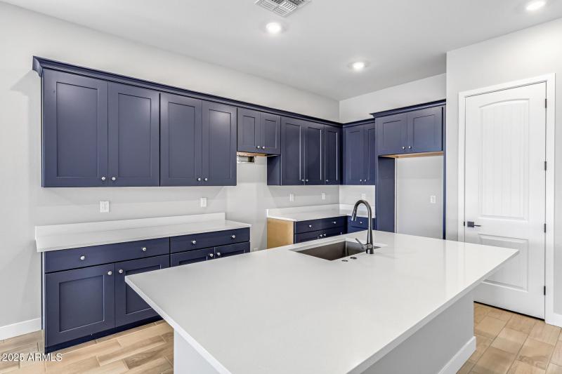 6)KITCHEN