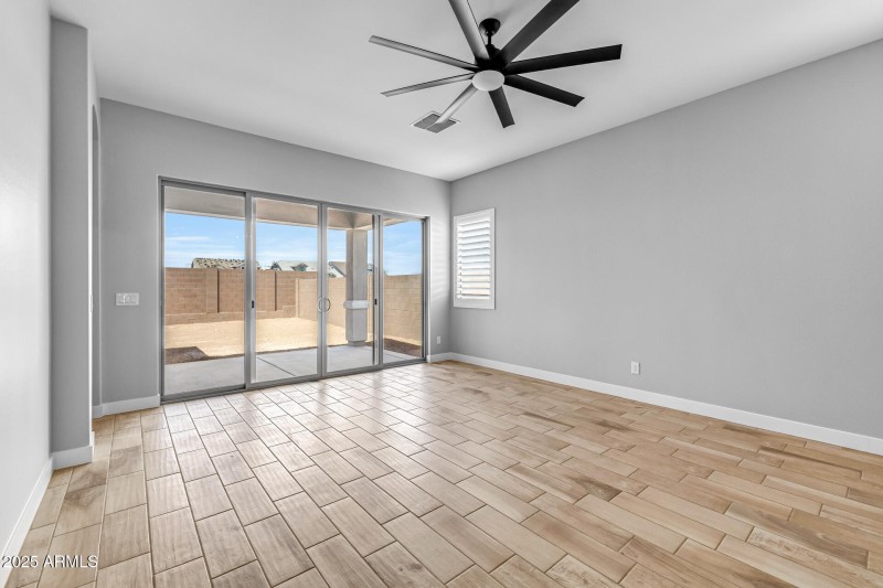 14)FAMILY ROOM
