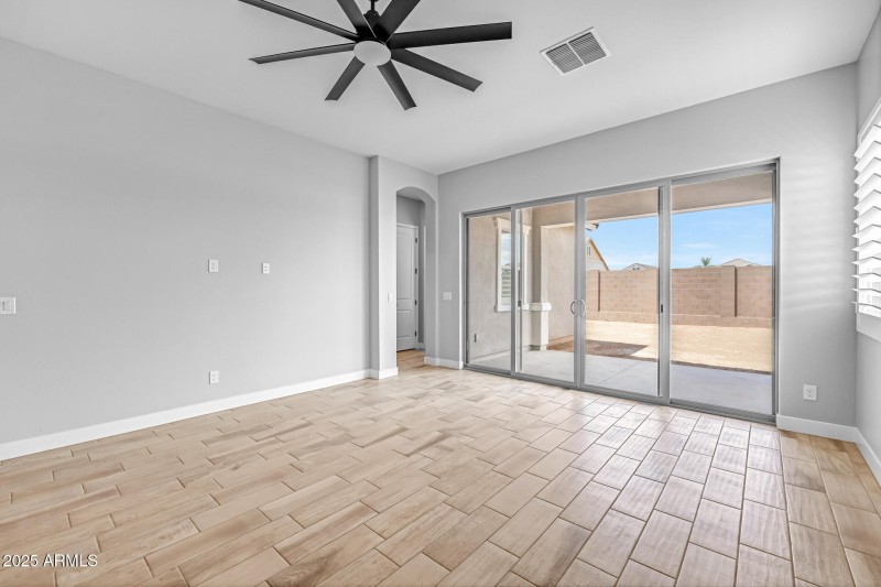 15)FAMILY ROOM
