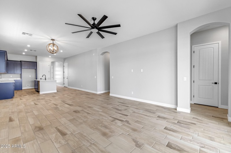 16)FAMILY ROOM