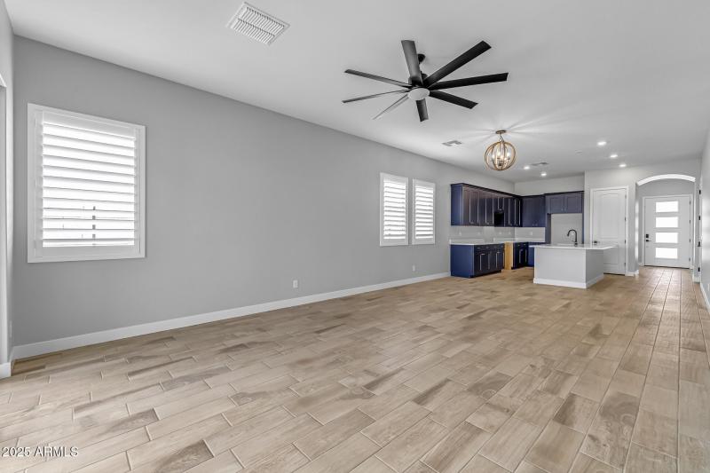 17)FAMILY ROOM
