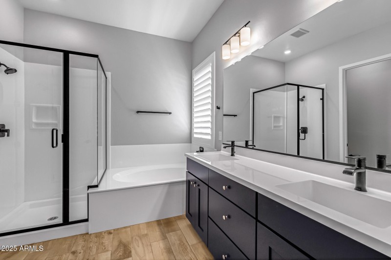 20)MASTER BATH