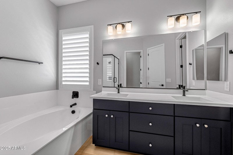 21)MASTER BATH