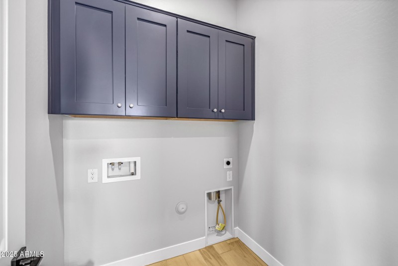 25)LAUNDRY ROOM