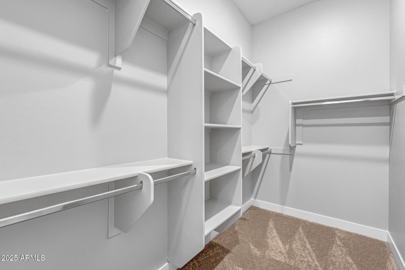 27)MASTER CLOSET