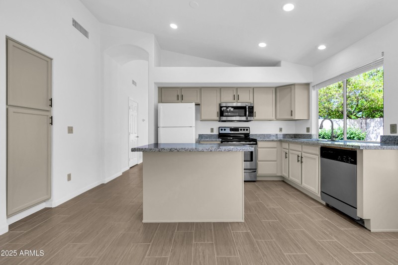 1511 W Wildhorse Ct-16