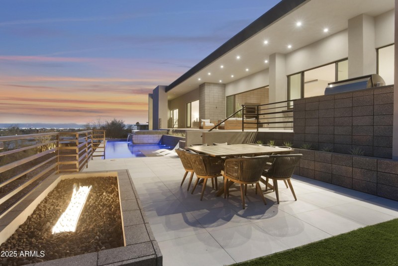 Outdoor Firepit & Dining