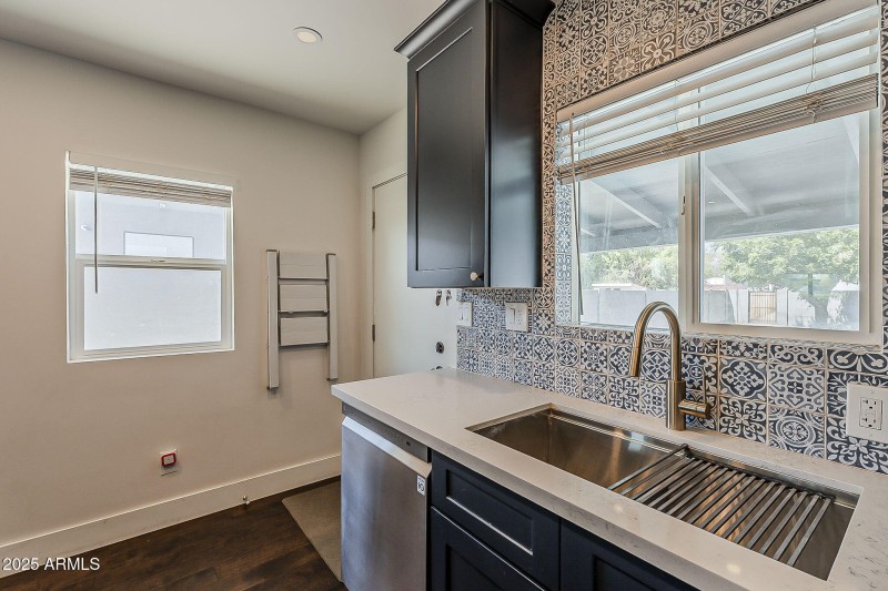 15-web-or-mls-North 25th-15