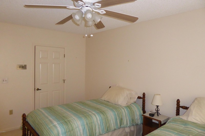 Guest bedrooom with ceiling fan