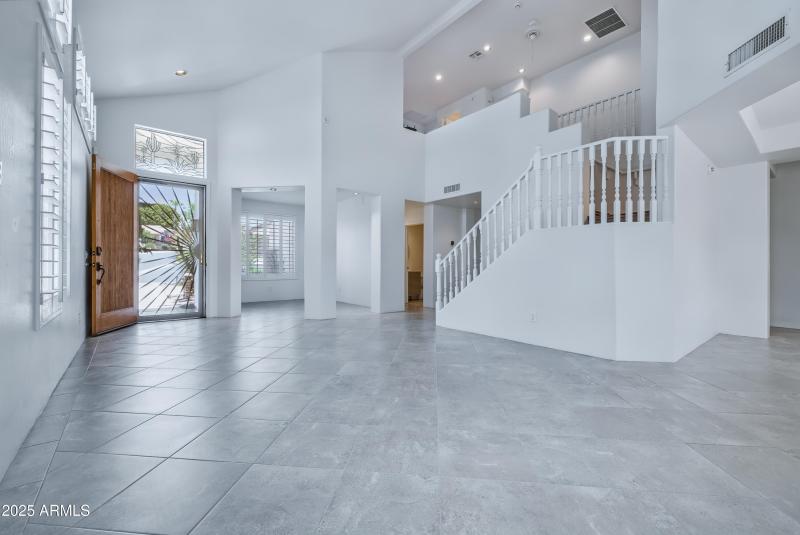 V-Lvg twds Frnt door+Upstrs