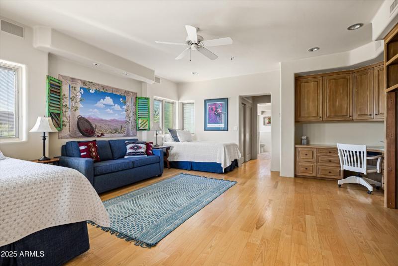 Guest suite upper level