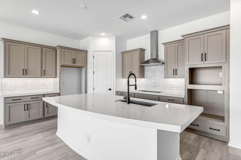 6)KITCHEN
