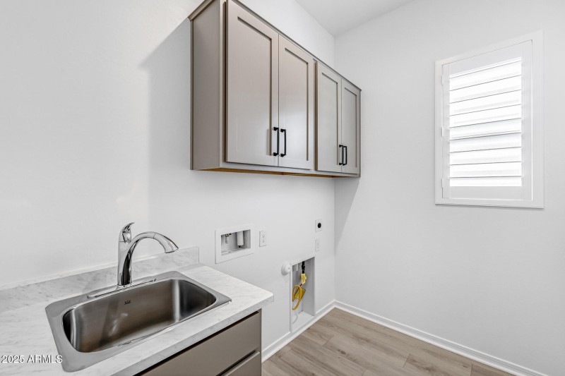 25)LAUNDRY ROOM