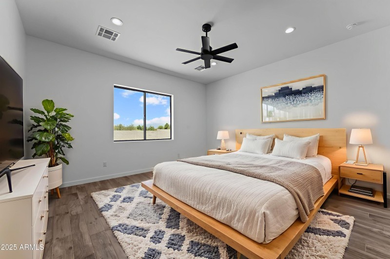 500-06025-KLS Bedroom