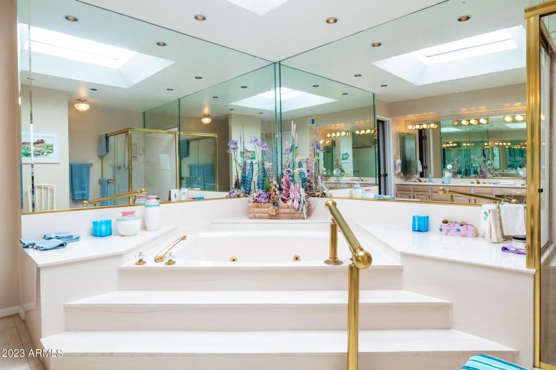 7270 E Loma Ln Bathtub