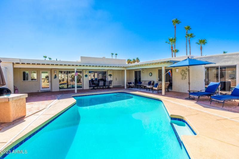 7270 E Loma Ln Pool Lounge