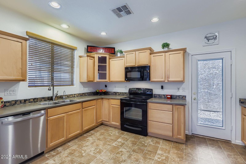 Plenty of light in kitchen
