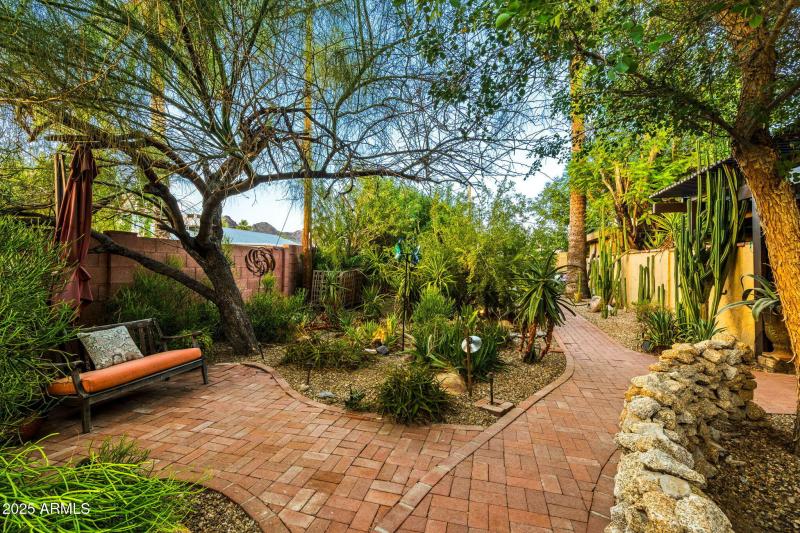 030_1522 E Northern Ave