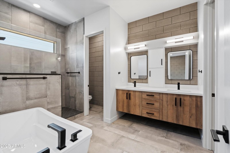 18-Master Bathroom