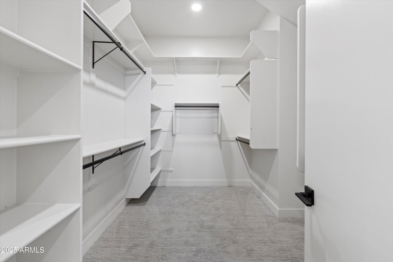 22-Walk-in Closet