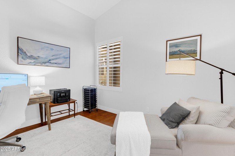Bedroom/ Office